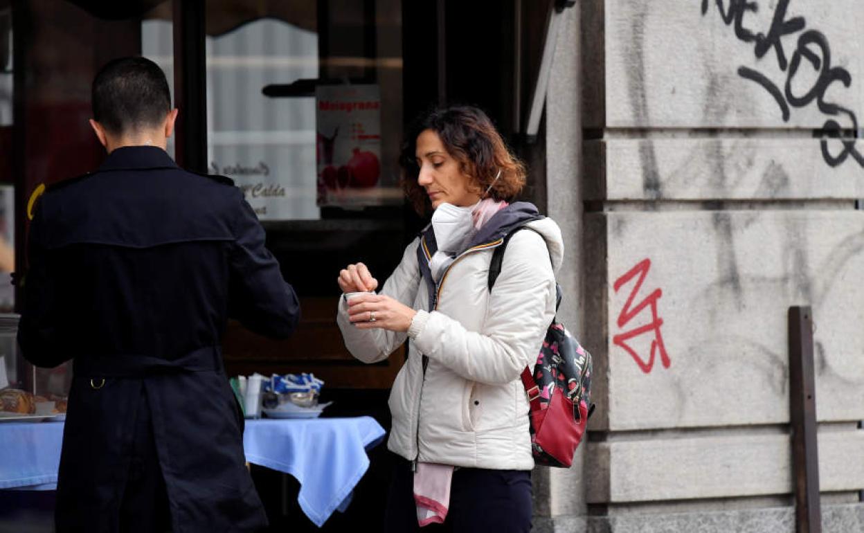 Dos personas en una cafetería de Milán durante la pandemia del coronavirus.