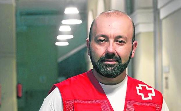 Ayuda a los más necesitados. Pedro Redón lleva 26 años de voluntario batallando ante cualquier emergencia.