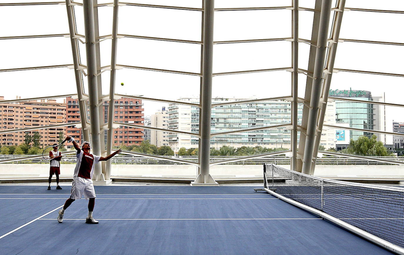 El tenista alicantino David Ferrer entrenó en el Museo de las Ciencias de Valencia donde estaban las pistas de calentamiento del Valencia Open 500.