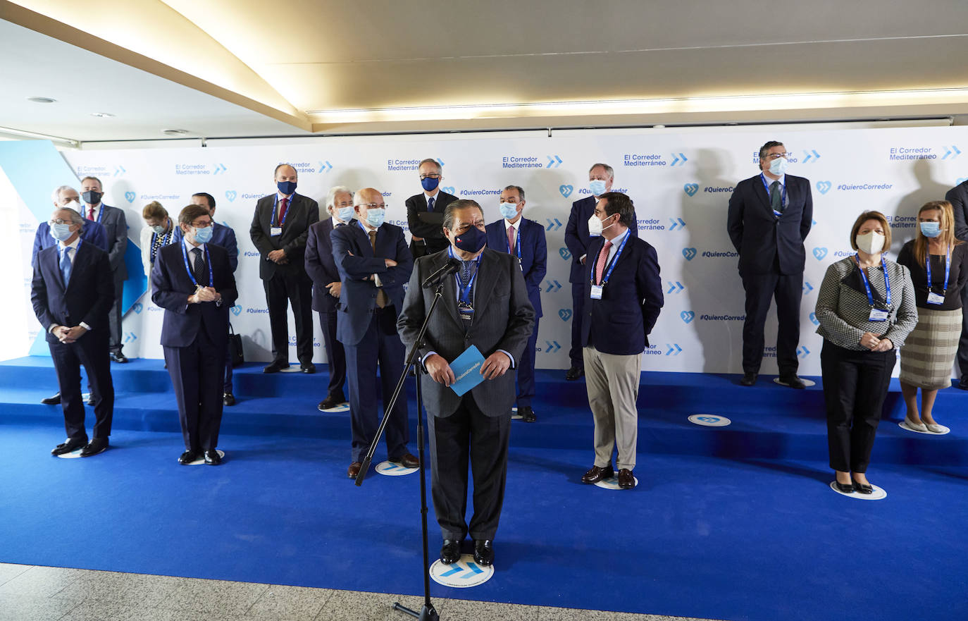 El presidente de la Generalitat, Ximo Puig, el ministro de Transportes, José Luis Ábalos, el presidente de la Asociación Valenciana de Empresarios (AVE), Vicente Boluda, y el presidente de Barceló Hotel Group, Simón Pedro Barceló, entre otros, han participado en el encuentro empresarial sobre el Corredor Mediterráneo que ha tenido lugar este jueves en Valencia.