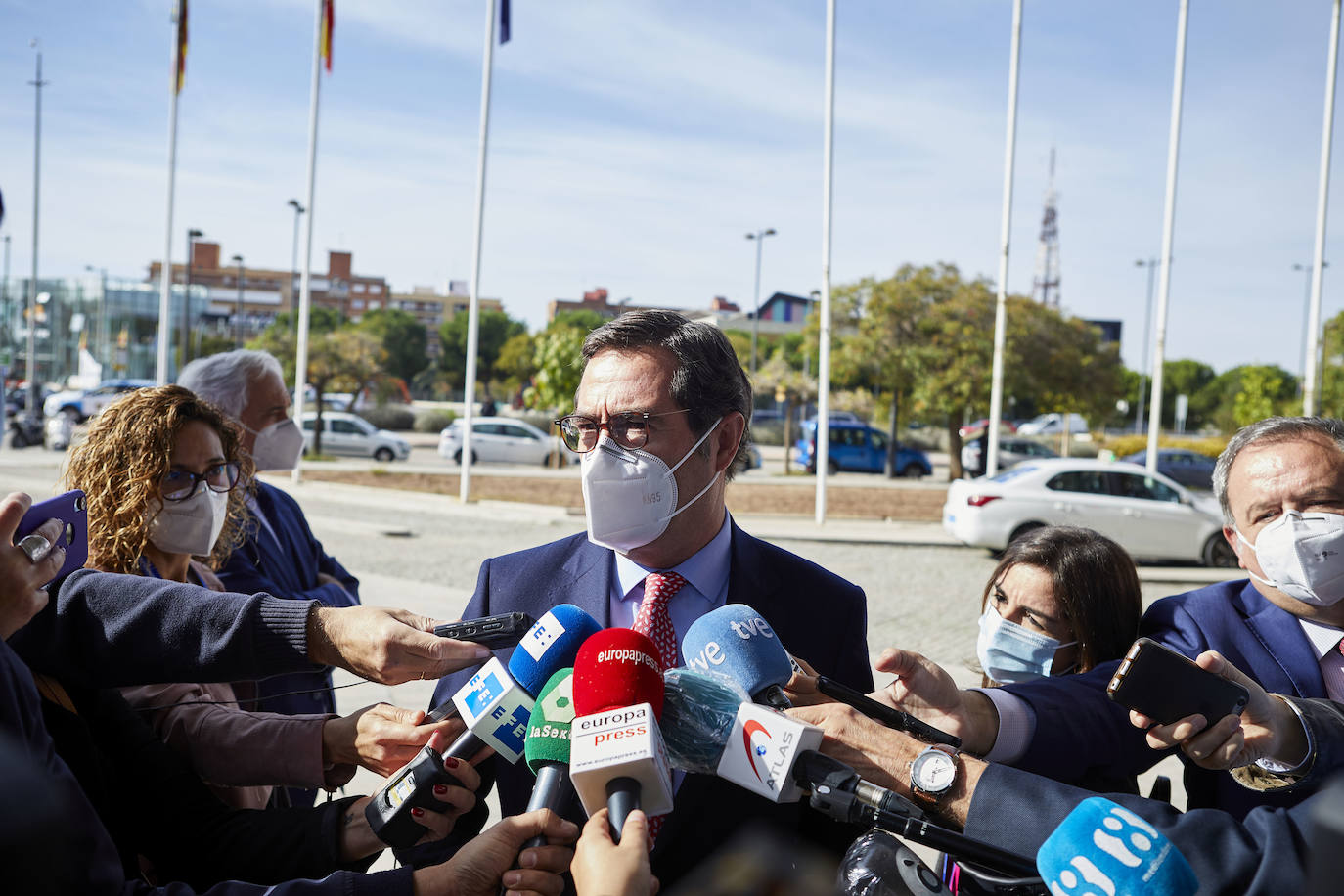 El presidente de la Generalitat, Ximo Puig, el ministro de Transportes, José Luis Ábalos, el presidente de la Asociación Valenciana de Empresarios (AVE), Vicente Boluda, y el presidente de Barceló Hotel Group, Simón Pedro Barceló, entre otros, han participado en el encuentro empresarial sobre el Corredor Mediterráneo que ha tenido lugar este jueves en Valencia.