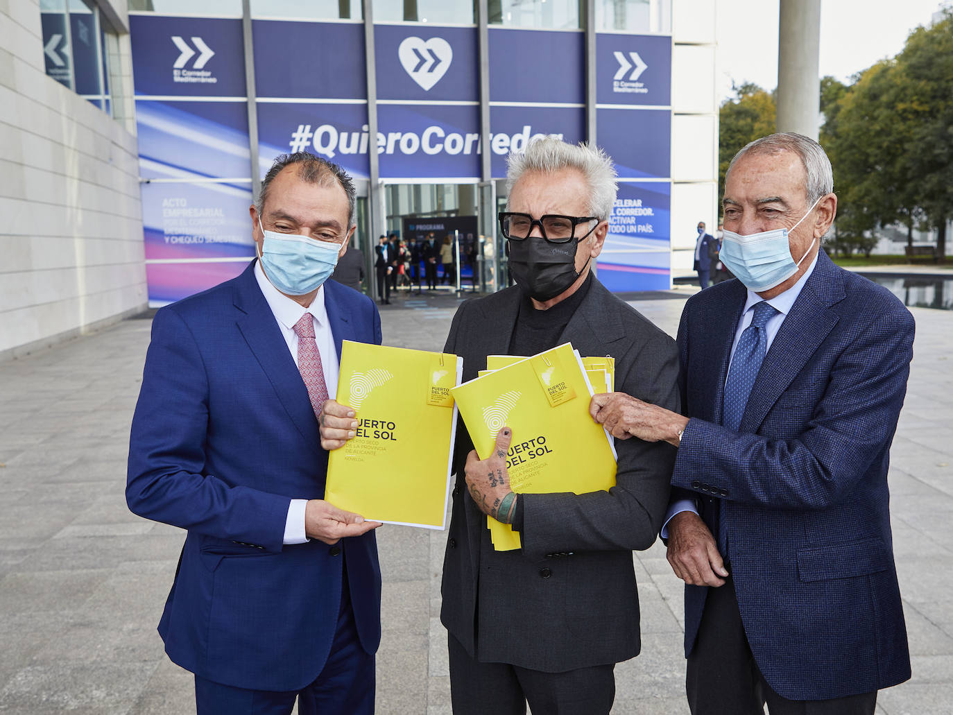 El presidente de la Generalitat, Ximo Puig, el ministro de Transportes, José Luis Ábalos, el presidente de la Asociación Valenciana de Empresarios (AVE), Vicente Boluda, y el presidente de Barceló Hotel Group, Simón Pedro Barceló, entre otros, han participado en el encuentro empresarial sobre el Corredor Mediterráneo que ha tenido lugar este jueves en Valencia.