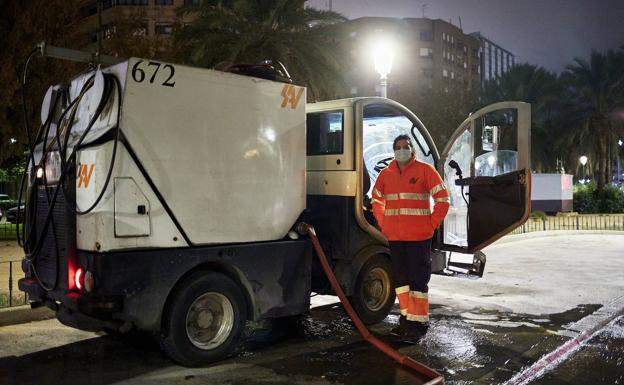 03:00 horas. Servicios de limpieza. «Por suerte ahora todo está más tranquilo y se puede controlar a los que hacen botellón o fiestas sin permiso».