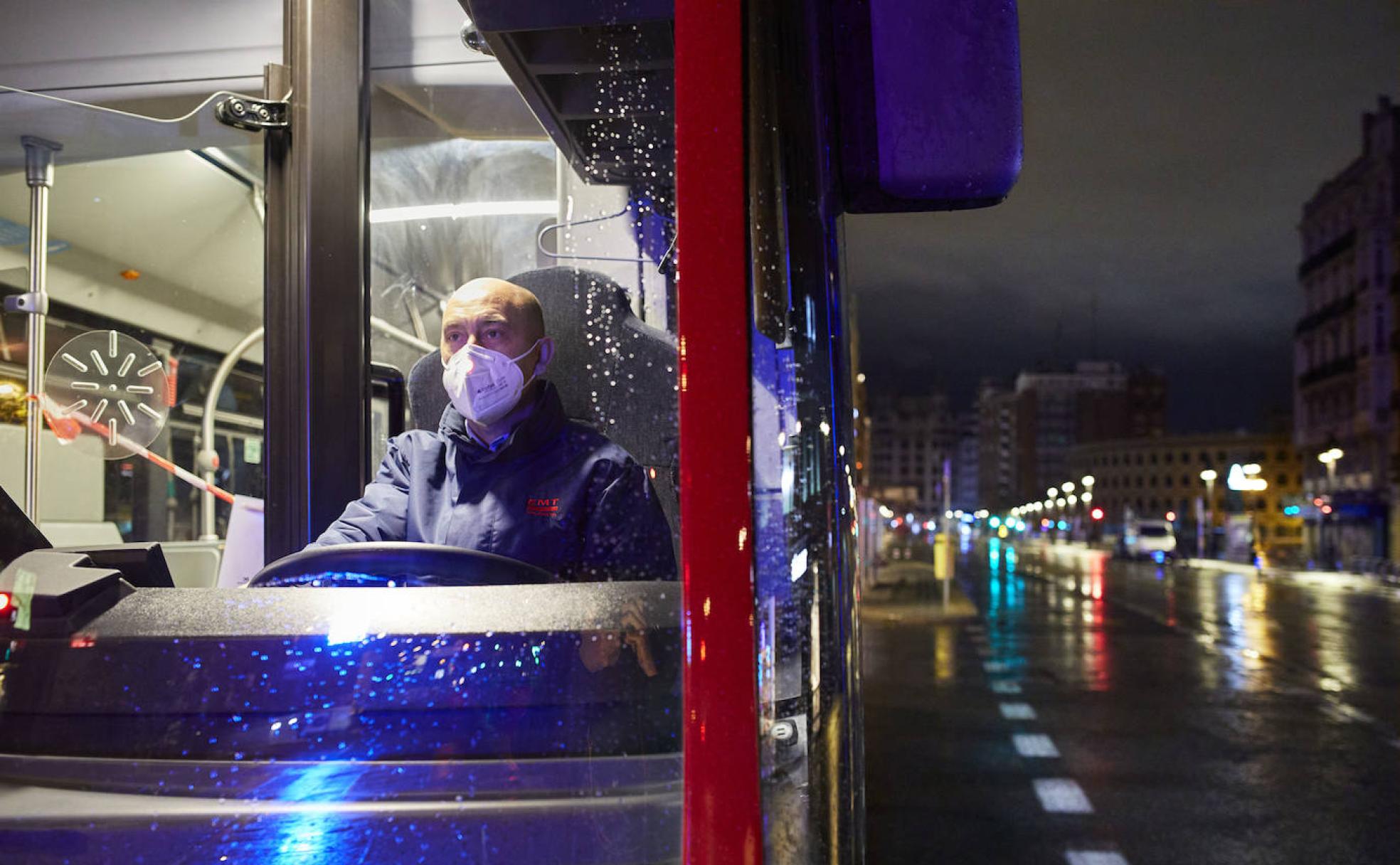 00:15 horas. Conductores de la EMT. «Circulamos casi de vacío pero consuela pensar que si no diéramos el servicio habría quien no podría llegar a casa»