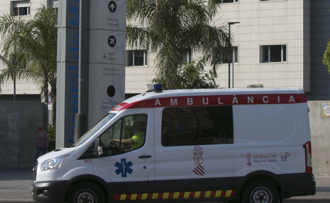 Una ambulancia ante las puertas del Hospital de Manises. 