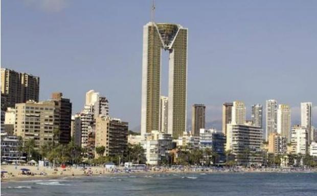 Un instagramer se cuelga de una de las grúas del edificio In Tempo de Benidorm