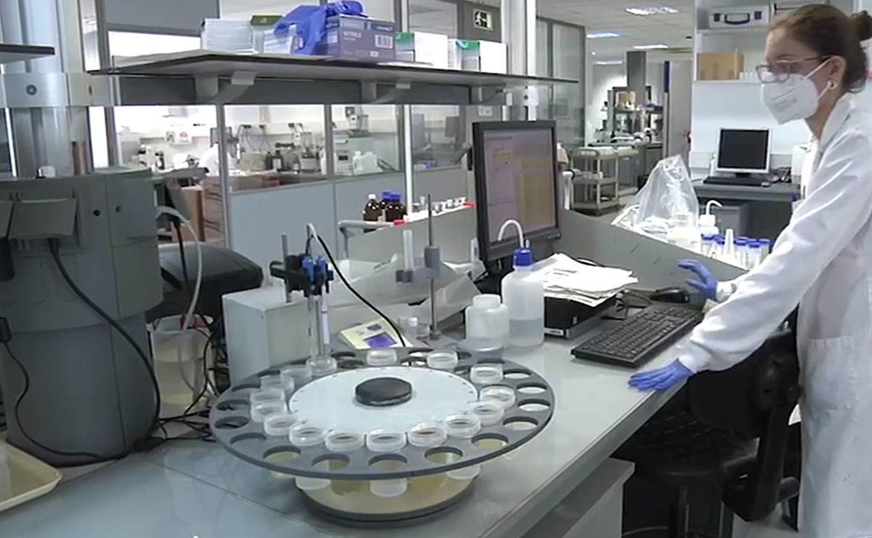 Análisis de muestra de aguas residuales en un laboratorio. 