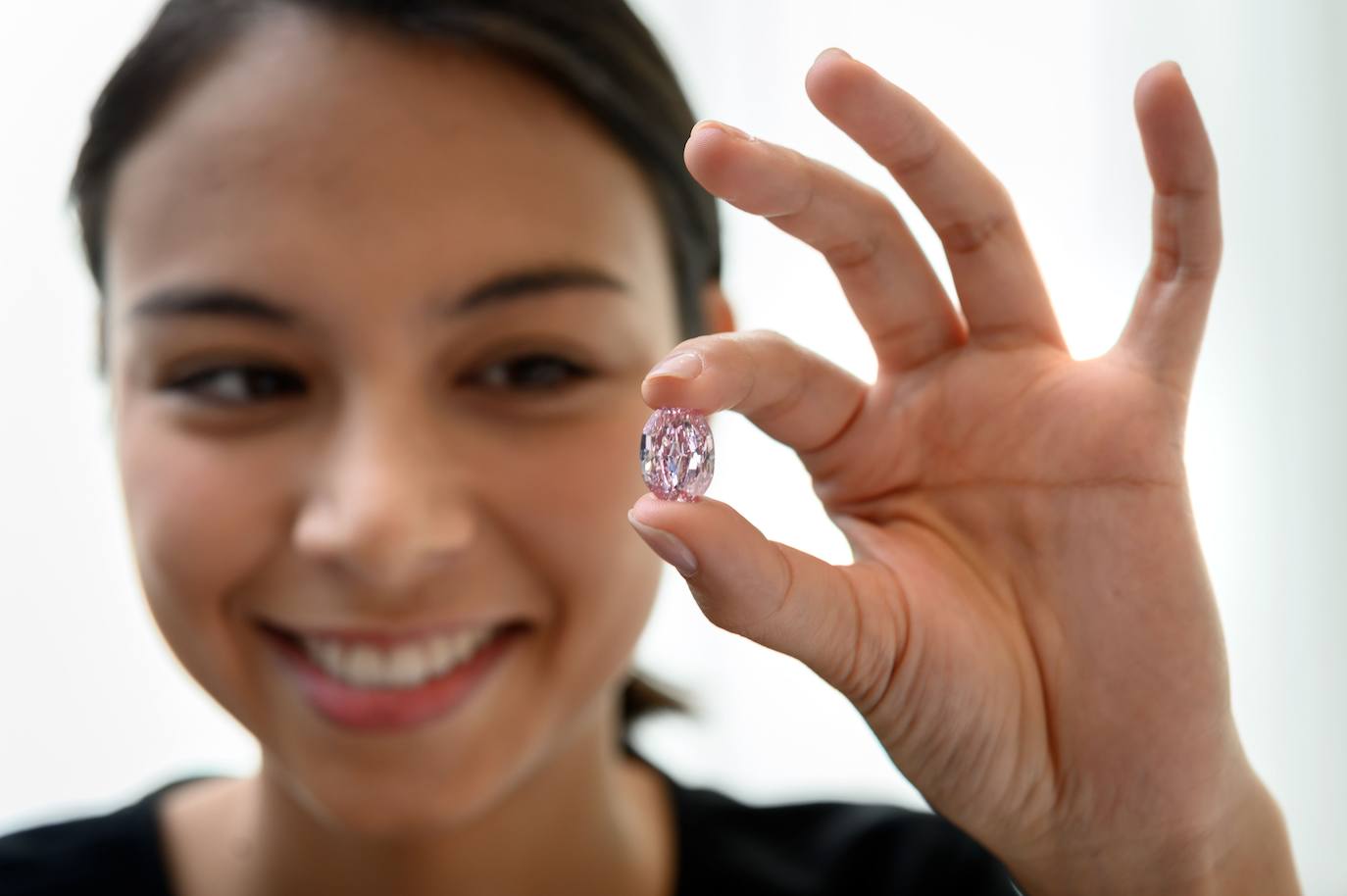 Una excepcional joya rosa, obtenida a partir del mayor diamante bruto rosa hallado en Rusia,ha sido vendida por 26,6 millones de dólares (comisiones incluidas) en una subasta en Ginebra organizada por Sotheby's. 