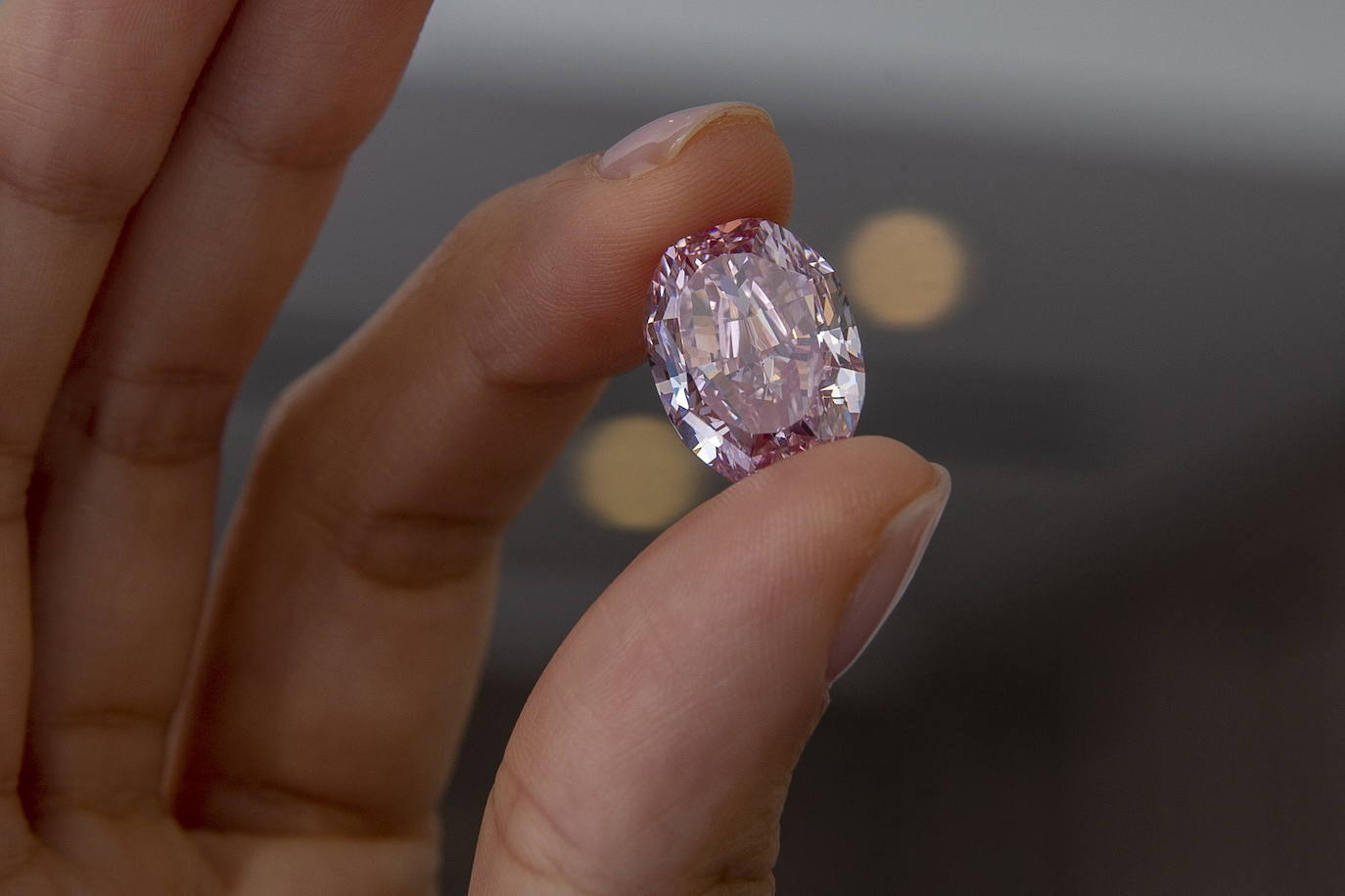 Una excepcional joya rosa, obtenida a partir del mayor diamante bruto rosa hallado en Rusia,ha sido vendida por 26,6 millones de dólares (comisiones incluidas) en una subasta en Ginebra organizada por Sotheby's. 