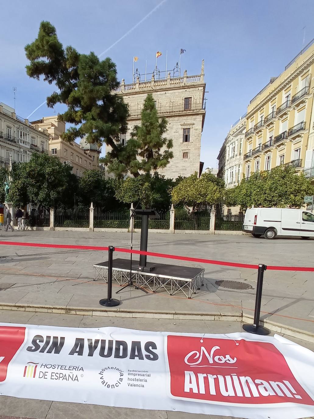 La hostelería se ha movilizado en Valencia para reivindicar de un plan de ayudas para la supervivencia del sector.