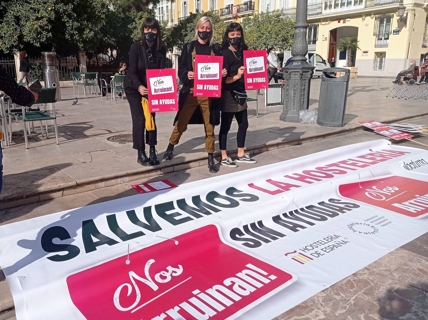 La hostelería se ha movilizado en Valencia para reivindicar de un plan de ayudas para la supervivencia del sector.