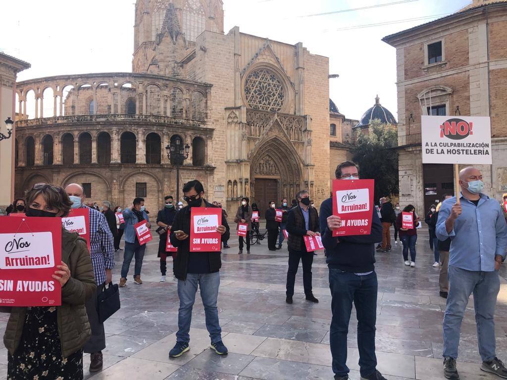 La hostelería se ha movilizado en Valencia para reivindicar de un plan de ayudas para la supervivencia del sector.