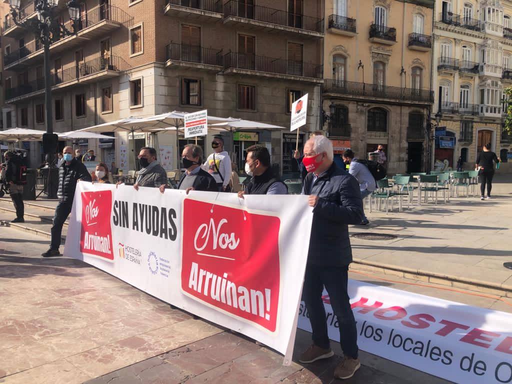 La hostelería se ha movilizado en Valencia para reivindicar de un plan de ayudas para la supervivencia del sector.