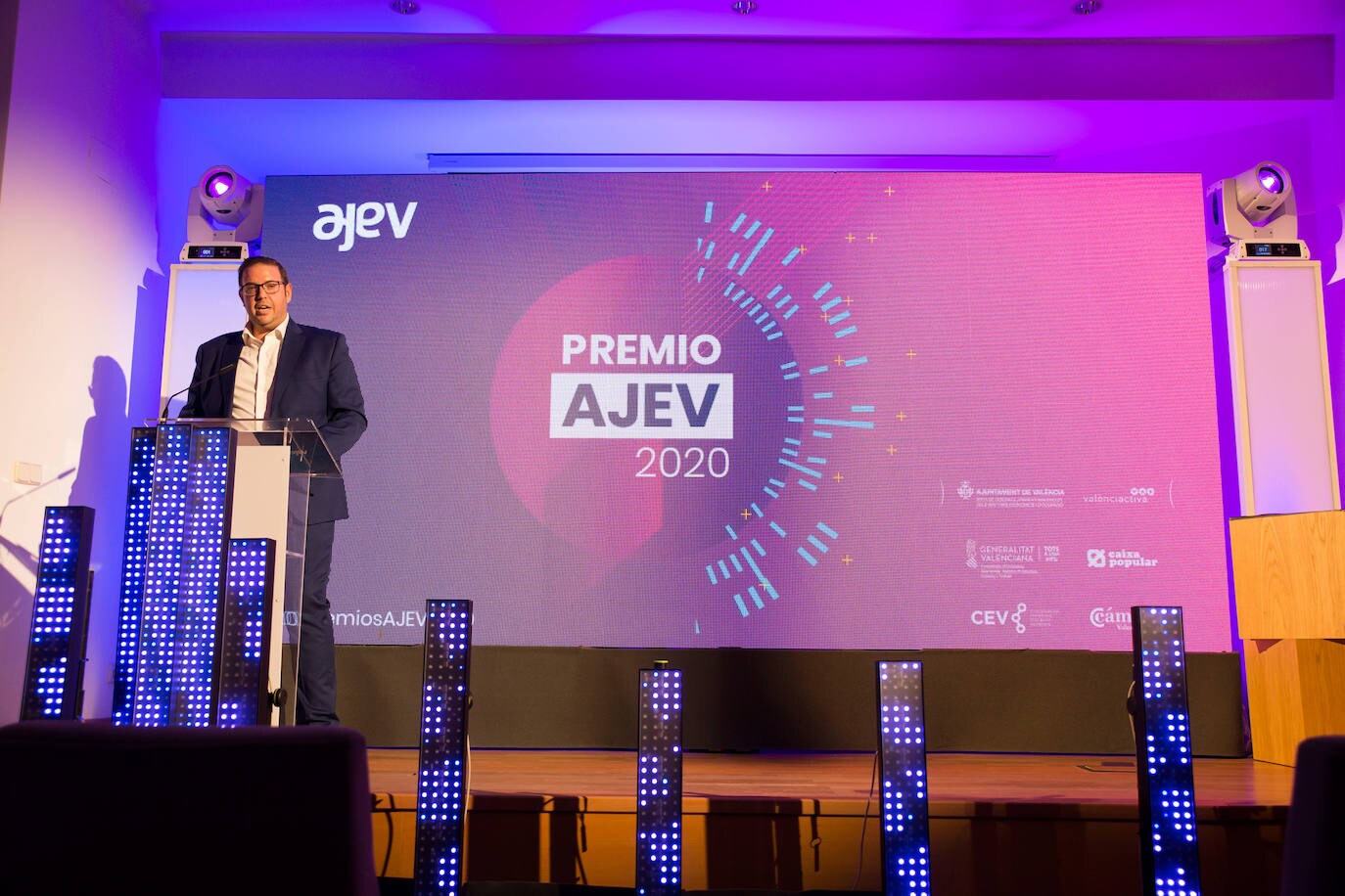 La Asociación de Jóvenes Empresarios de Valencia ha celebrado este jueves la gala de entrega de los Premios AJEV 2020 de forma híbrida: presencialmente en el auditorio de la CEV y vía streaming a través de su canal de Youtube. La edición 2020 de los Premios AJEV ha estado marcada por una gran novedad, y es que todos sus asociados y asociadas han recibido el reconocimiento a la categoría principal, la del Joven Empresario/a del Año.