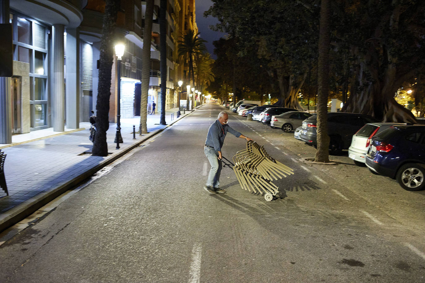 Tras el toque de queda, las calles de Valencia se vacían y reina el silencio. Los únicos testigos, los trabajadores nocturnos que antienen en marcha los servicios pese al escaso trabajo para conductores y la caída de ventas en farmacias y gasolineras. 