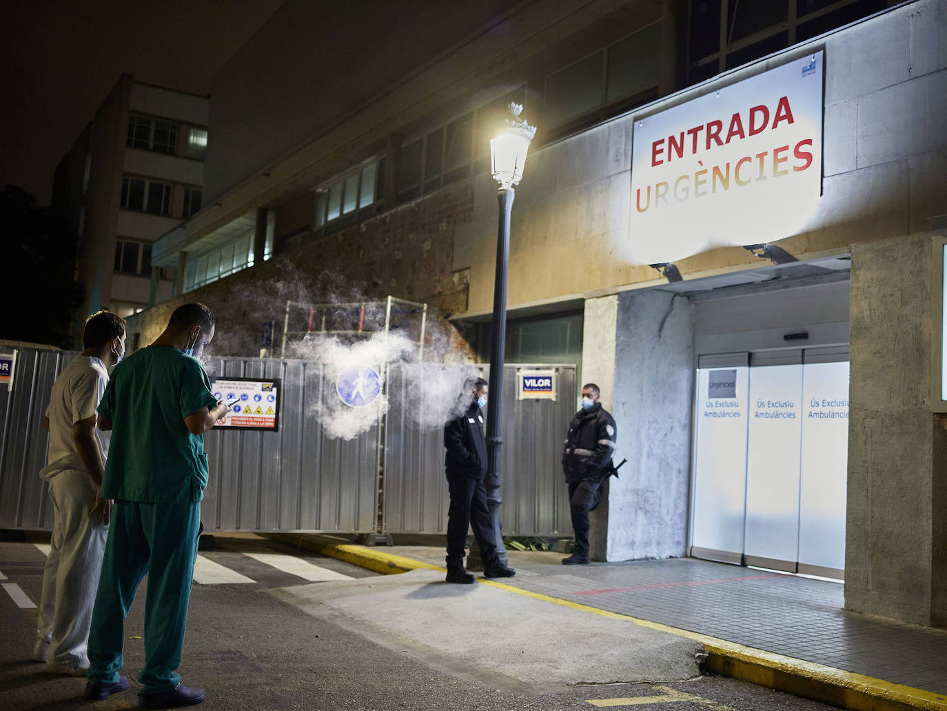 Tras el toque de queda, las calles de Valencia se vacían y reina el silencio. Los únicos testigos, los trabajadores nocturnos que antienen en marcha los servicios pese al escaso trabajo para conductores y la caída de ventas en farmacias y gasolineras. 