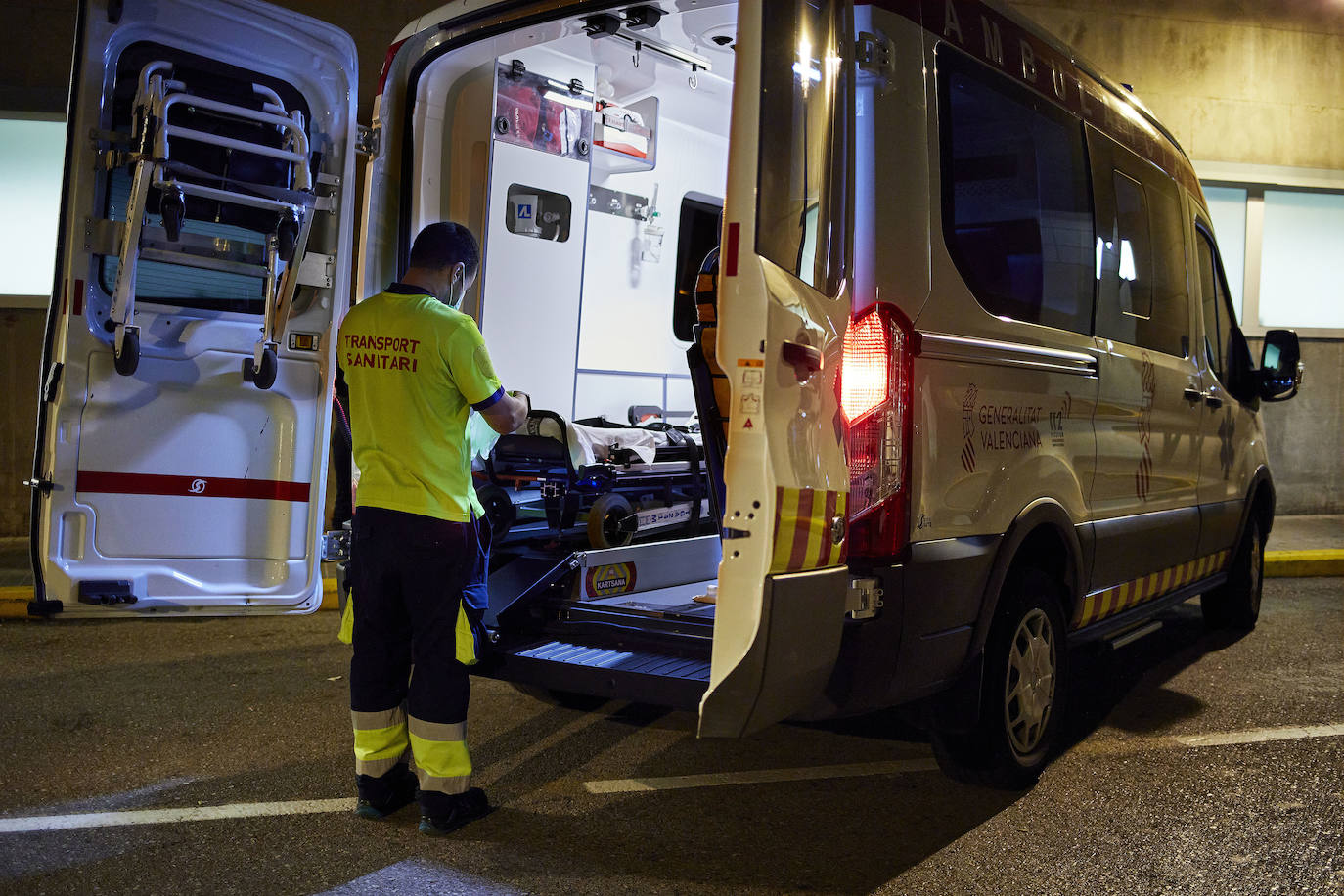 Tras el toque de queda, las calles de Valencia se vacían y reina el silencio. Los únicos testigos, los trabajadores nocturnos que antienen en marcha los servicios pese al escaso trabajo para conductores y la caída de ventas en farmacias y gasolineras. 