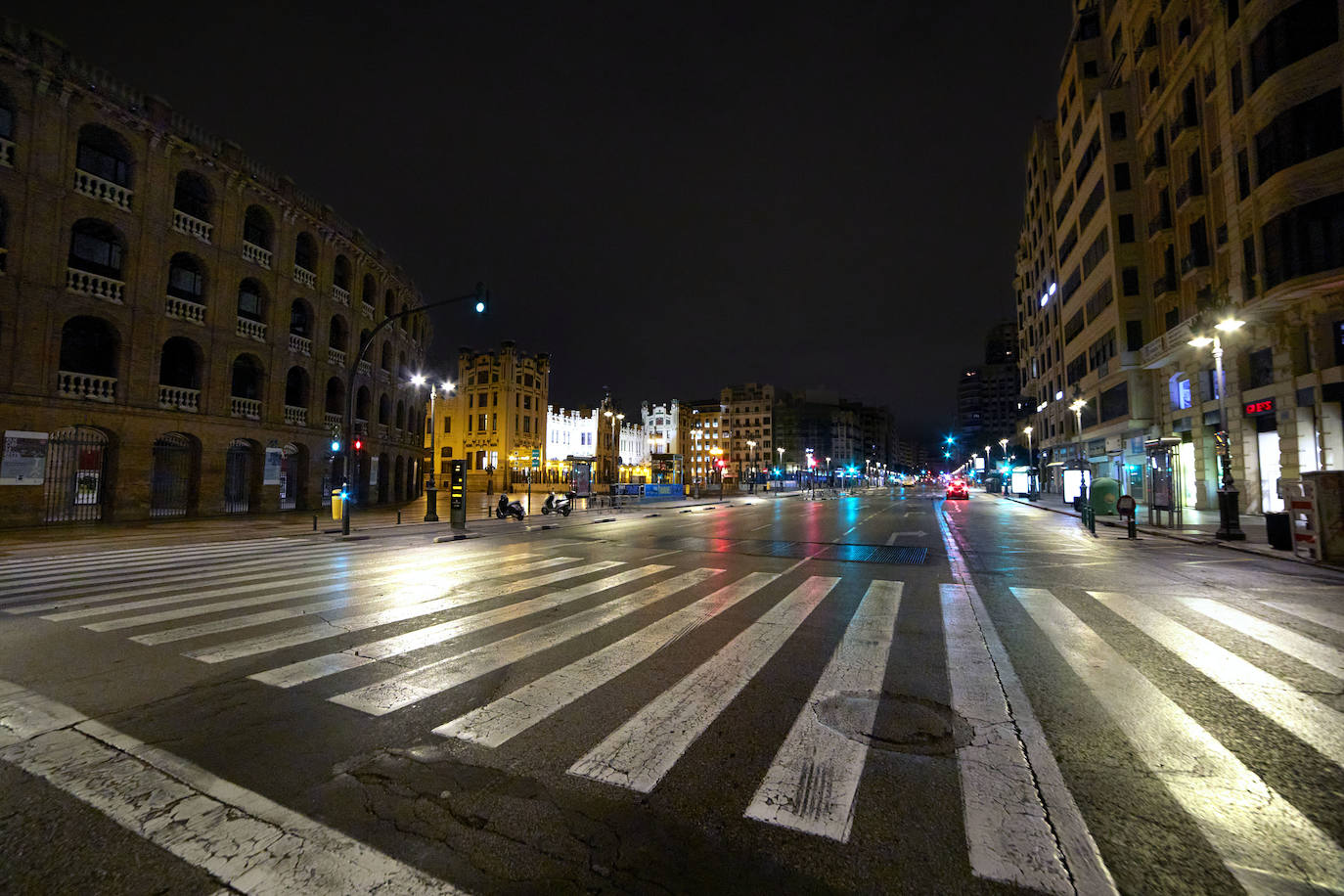 Tras el toque de queda, las calles de Valencia se vacían y reina el silencio. Los únicos testigos, los trabajadores nocturnos que antienen en marcha los servicios pese al escaso trabajo para conductores y la caída de ventas en farmacias y gasolineras. 