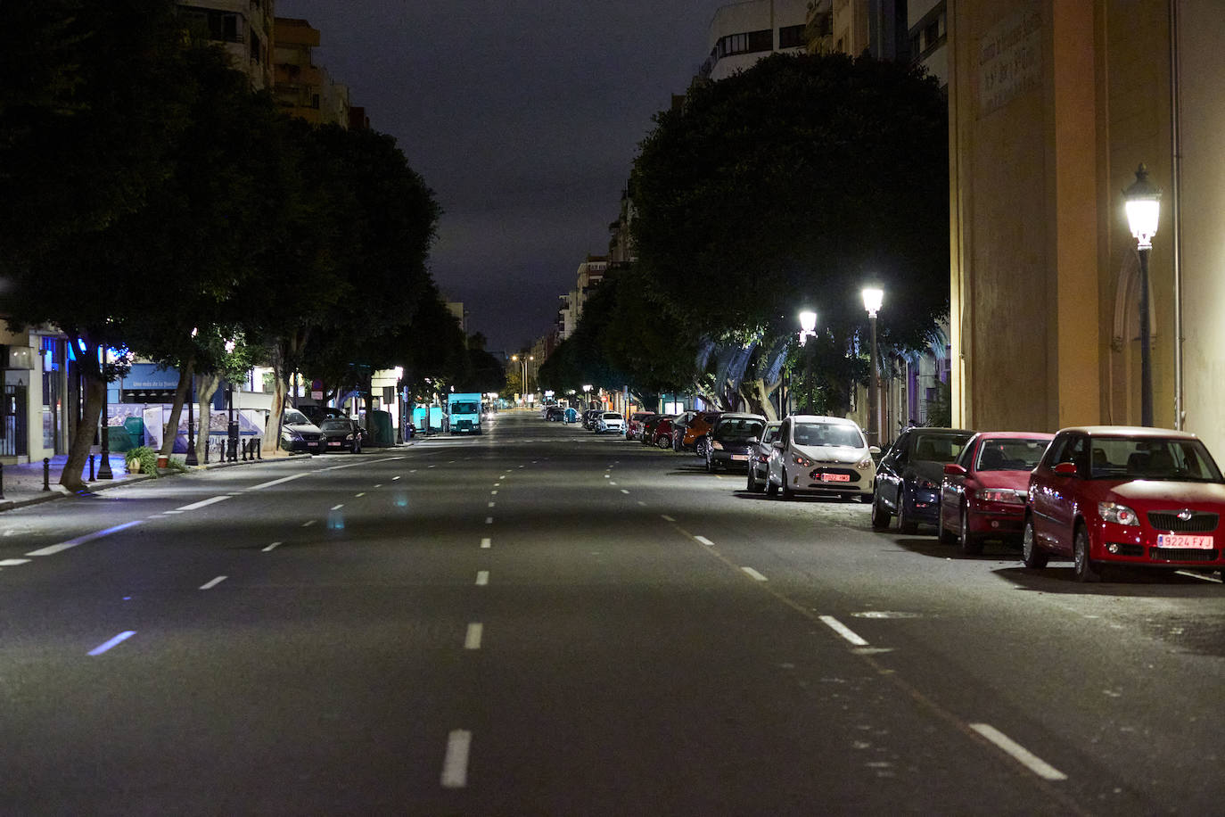 Tras el toque de queda, las calles de Valencia se vacían y reina el silencio. Los únicos testigos, los trabajadores nocturnos que antienen en marcha los servicios pese al escaso trabajo para conductores y la caída de ventas en farmacias y gasolineras. 