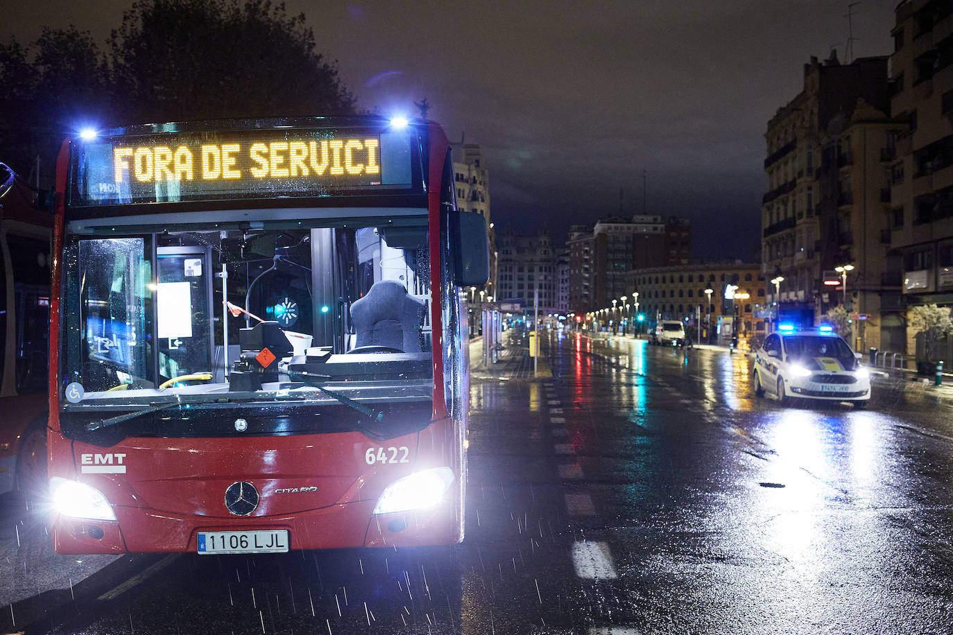 Tras el toque de queda, las calles de Valencia se vacían y reina el silencio. Los únicos testigos, los trabajadores nocturnos que antienen en marcha los servicios pese al escaso trabajo para conductores y la caída de ventas en farmacias y gasolineras. 