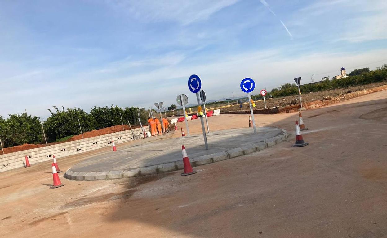 Las obras de construcción de la rotonda. 
