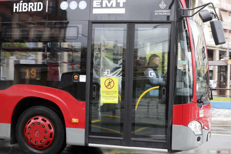 Cómo se puede evitar el contagio de coronavirus en el transporte público y qué mascarilla hay que utilizar en los viajes