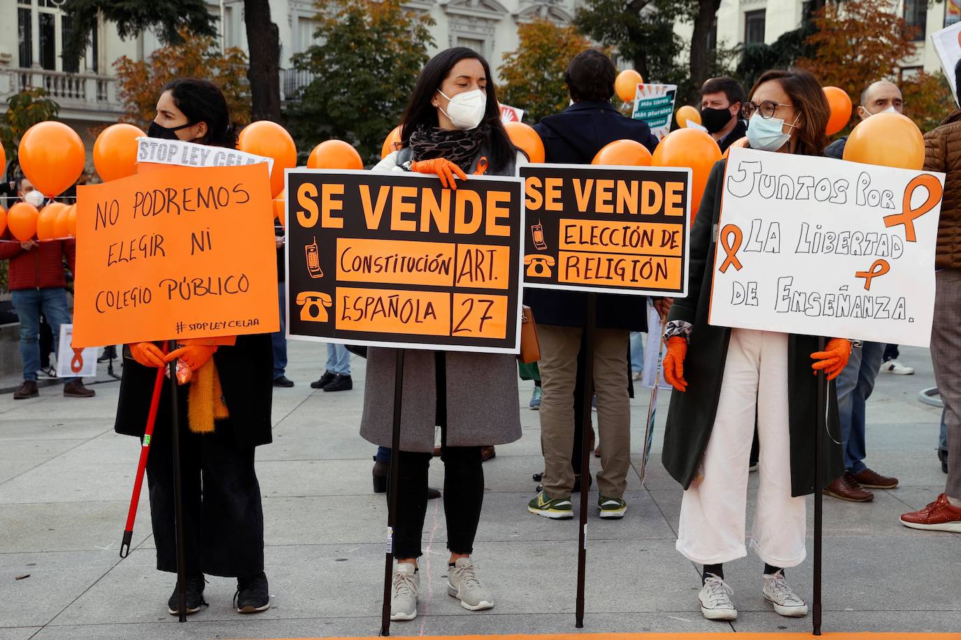 Miembros de la Plataforma Más Plurales se manifiesta en contra de la nueva ley de educación, la llamada ley Celaá, en frente del Congreso este viernes. Los manifestantes consideran que la nueva ley ataca la libertad de las familias la hora de elegir centro.