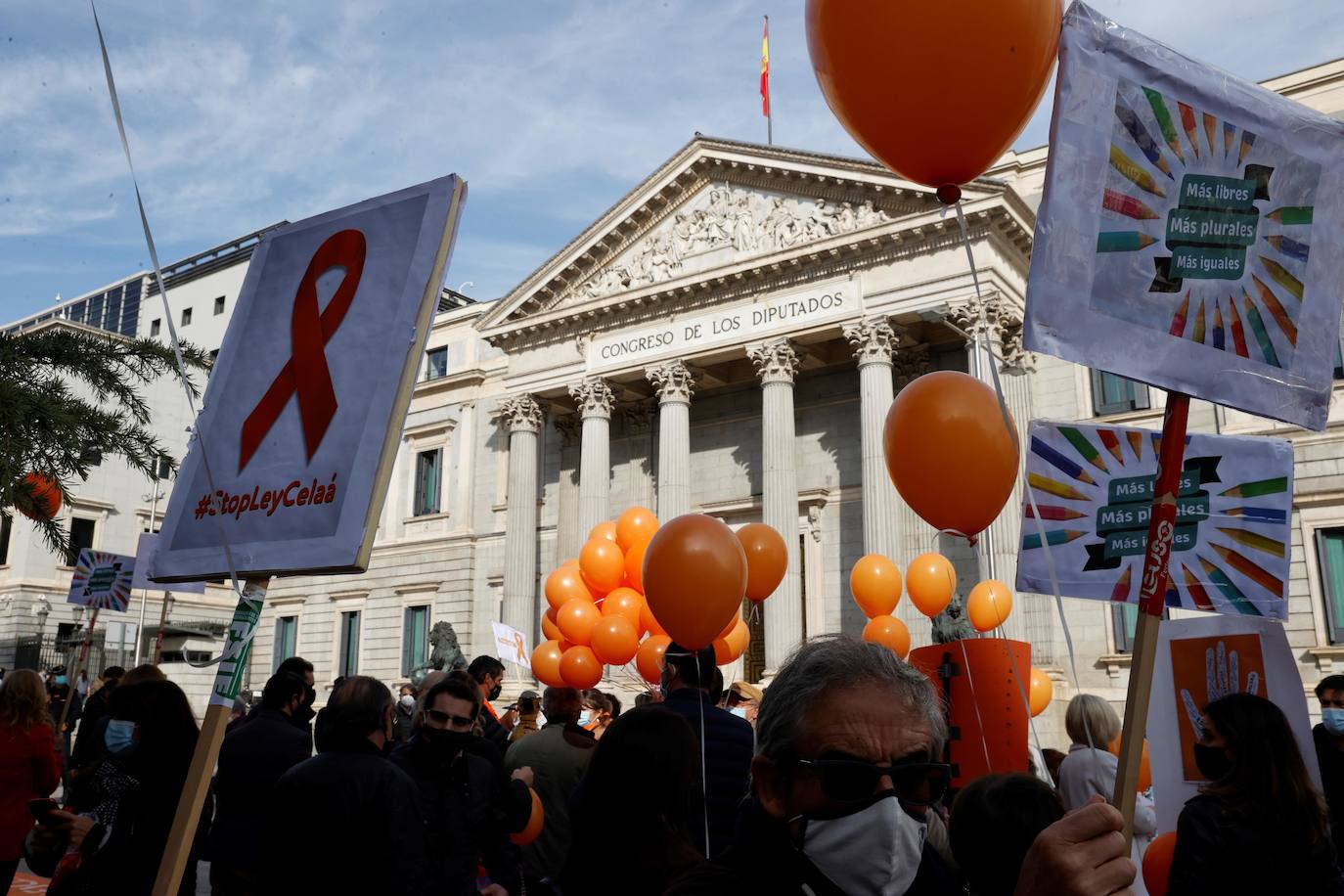 Miembros de la Plataforma Más Plurales se manifiesta en contra de la nueva ley de educación, la llamada ley Celaá, en frente del Congreso este viernes. Los manifestantes consideran que la nueva ley ataca la libertad de las familias la hora de elegir centro.