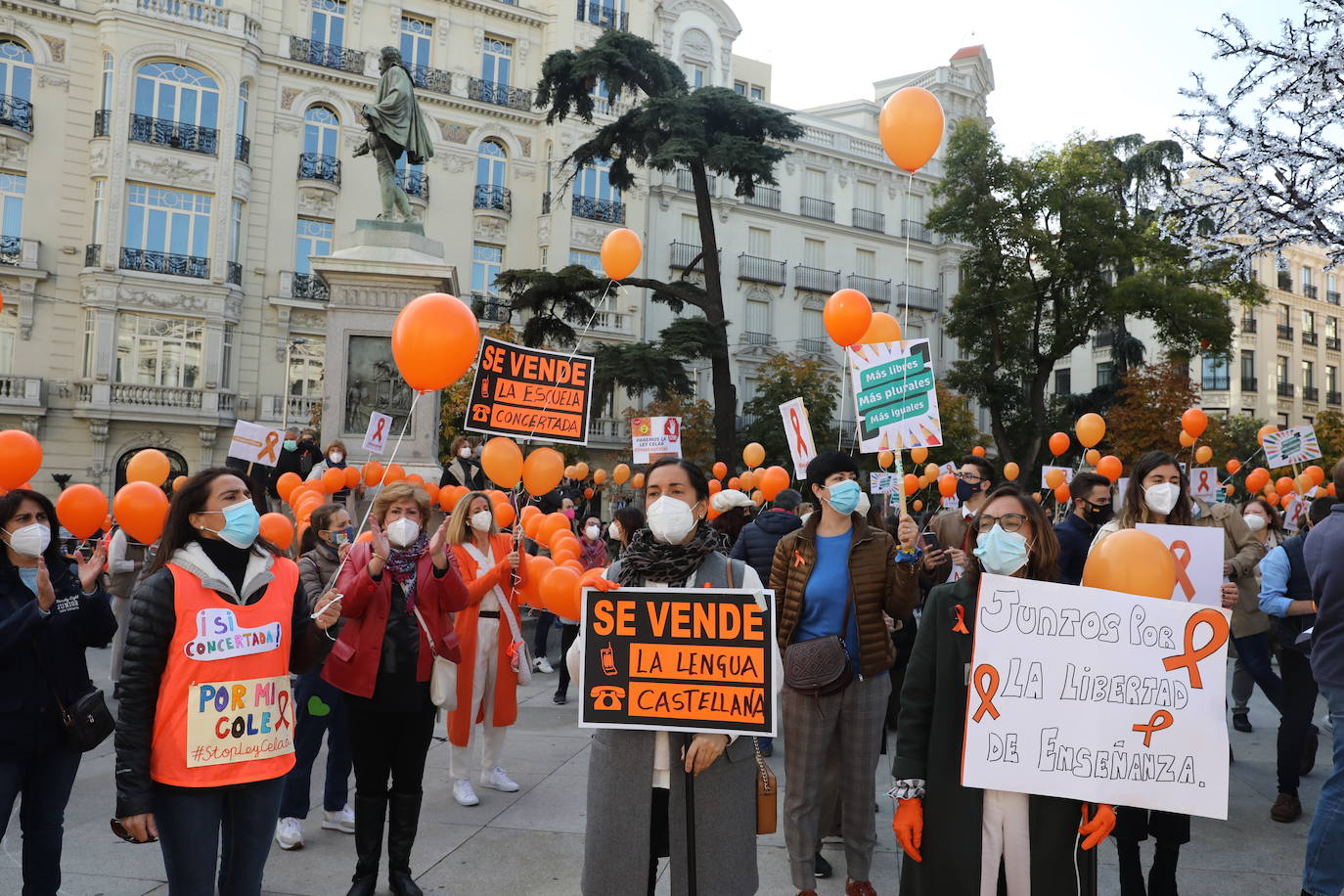 Miembros de la Plataforma Más Plurales se manifiesta en contra de la nueva ley de educación, la llamada ley Celaá, en frente del Congreso este viernes. Los manifestantes consideran que la nueva ley ataca la libertad de las familias la hora de elegir centro.