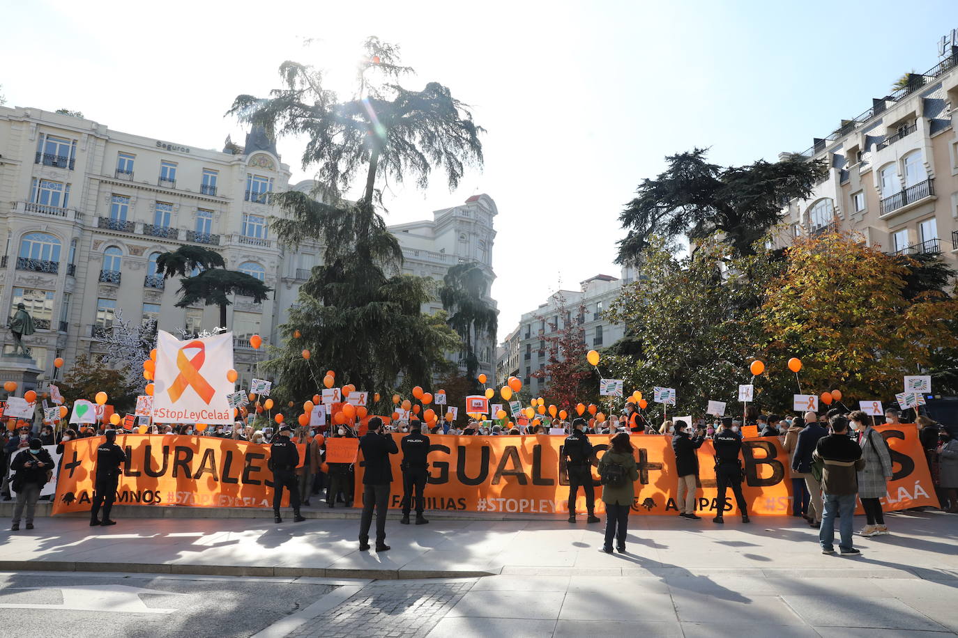 Miembros de la Plataforma Más Plurales se manifiesta en contra de la nueva ley de educación, la llamada ley Celaá, en frente del Congreso este viernes. Los manifestantes consideran que la nueva ley ataca la libertad de las familias la hora de elegir centro.