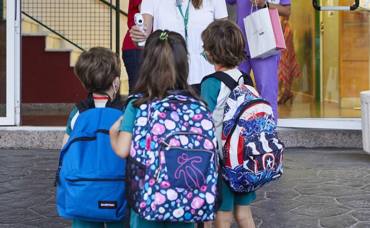 Alumnos ante las puertas de un colegio de Valencia. 