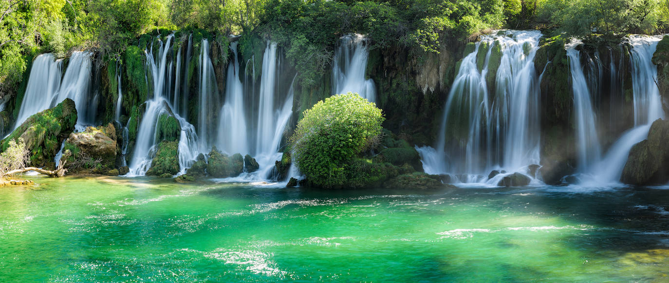2.- Cascadas de Kravice (Bosnia-Herzegovina) | Varias cascadas, cuya agua cae a más de 25 metros de altura sobre el río Trezibat, forman este maravilloso espectáculo. Un tesoro escondido que se encuentra cobijado por la espesura de los árboles y la vegetación que le rodea.