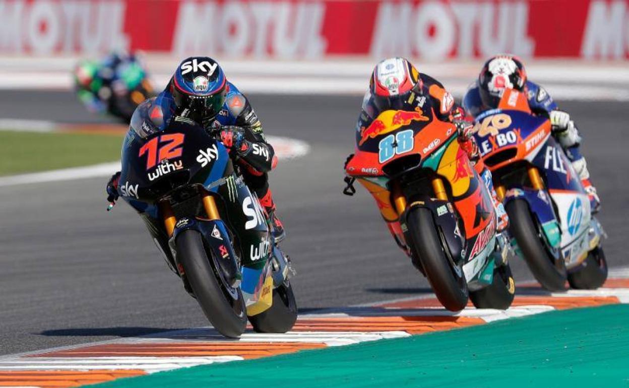 Garzó sigue a Bezzecchi y Martín durante la carrera de Moto2 del GP de la Comunitat. 