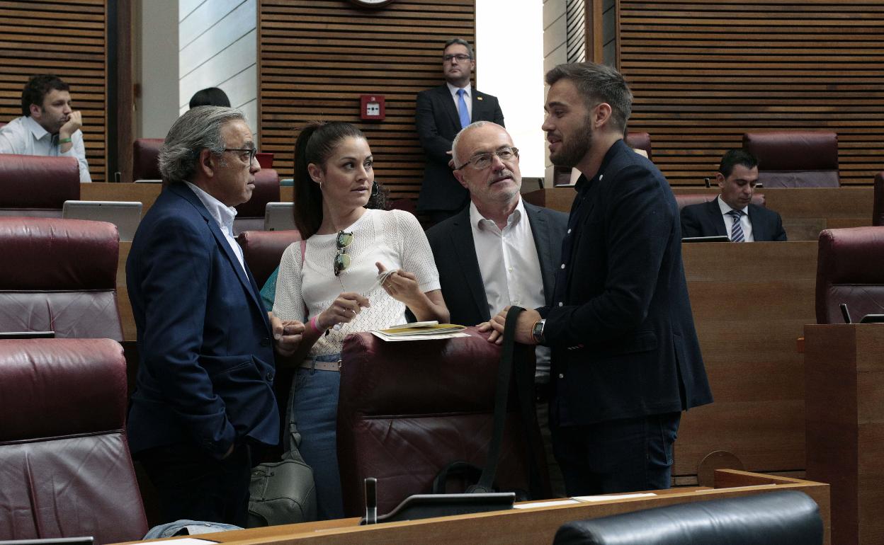 Montiel, en su época de síndic de Podemos, entre Mireia Mollà y Fran Ferri (Compromís), hablando con Mata (PSPV) 