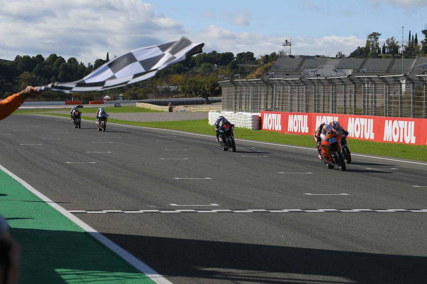 Este domingo se disputan las carreras de MotoGP del Gran Premio de la Comunitat Valenciana en el circuito Ricardo Tormo de Cheste, una competición marcada por la pandemia y las gradas vacías. 