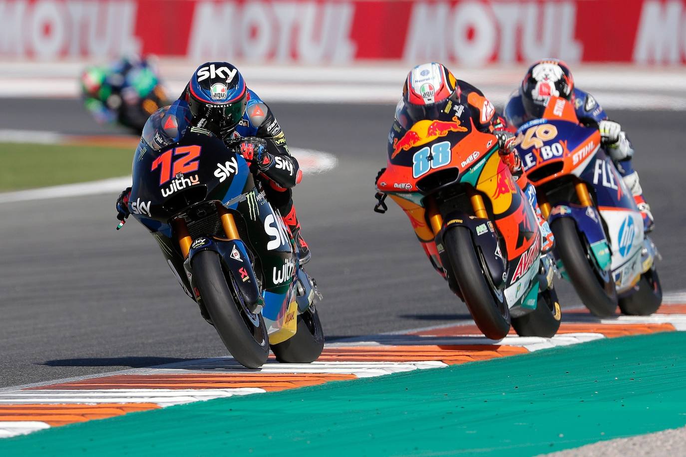 Este domingo se disputan las carreras de MotoGP del Gran Premio de la Comunitat Valenciana en el circuito Ricardo Tormo de Cheste, una competición marcada por la pandemia y las gradas vacías. 