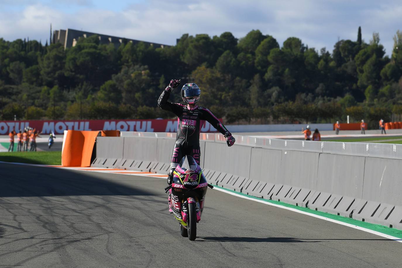 Este domingo se disputan las carreras de MotoGP del Gran Premio de la Comunitat Valenciana en el circuito Ricardo Tormo de Cheste, una competición marcada por la pandemia y las gradas vacías. 