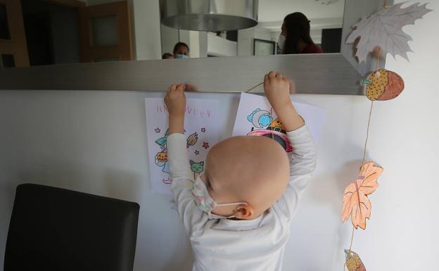 Obras de arte. Lucía muestra sus dibujos a la familia para colarlos de un hilo en el espejo que preside el salón.