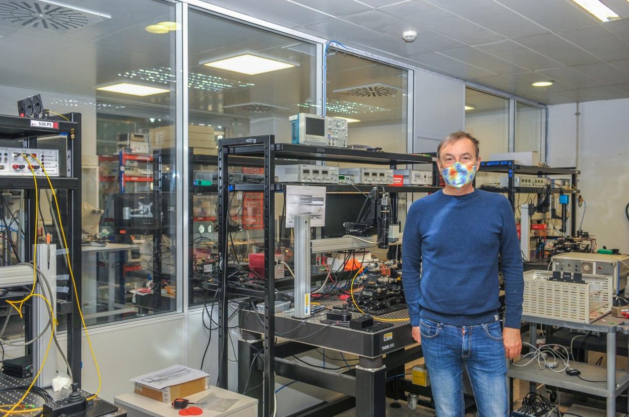 El investigador José Capmany, en las instalaciones del Photonics Research Labs-iTEAM. UPV
