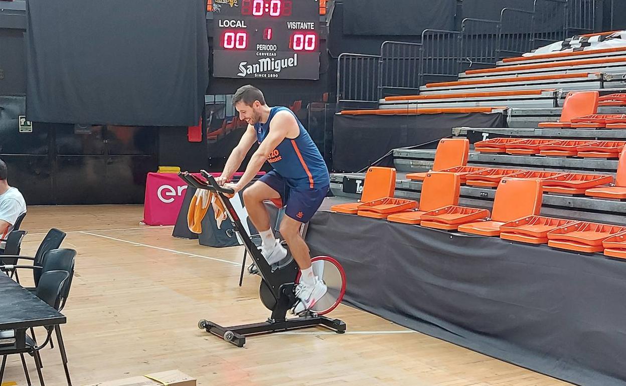 Van Rossom, en la bicicleta durante el entrenamiento de hoy en la Fonteta. 