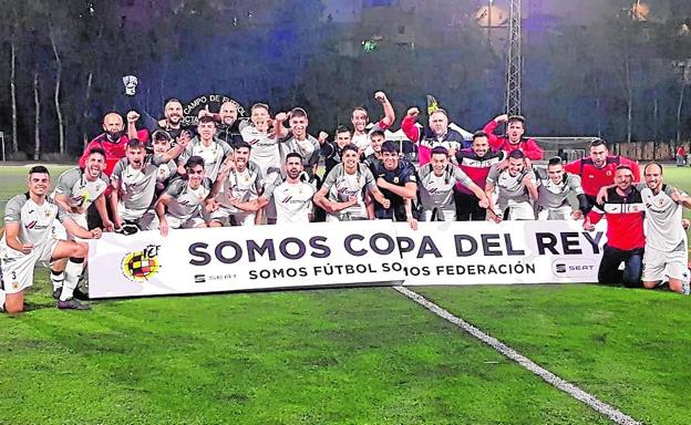 Los jugadores celebran la victoria.