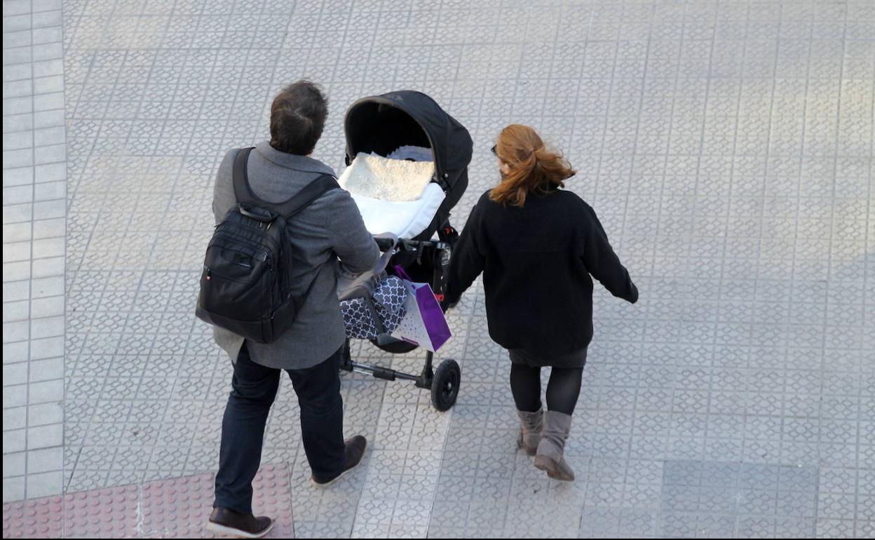 Una pareja pasea con su hijo. 