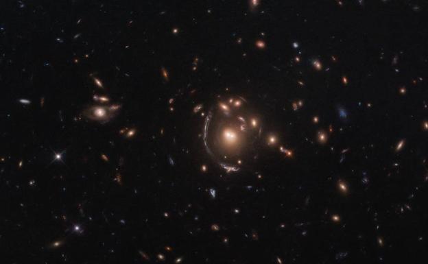 El telescopio Hubble espía una galaxia a través de una lente cósmica