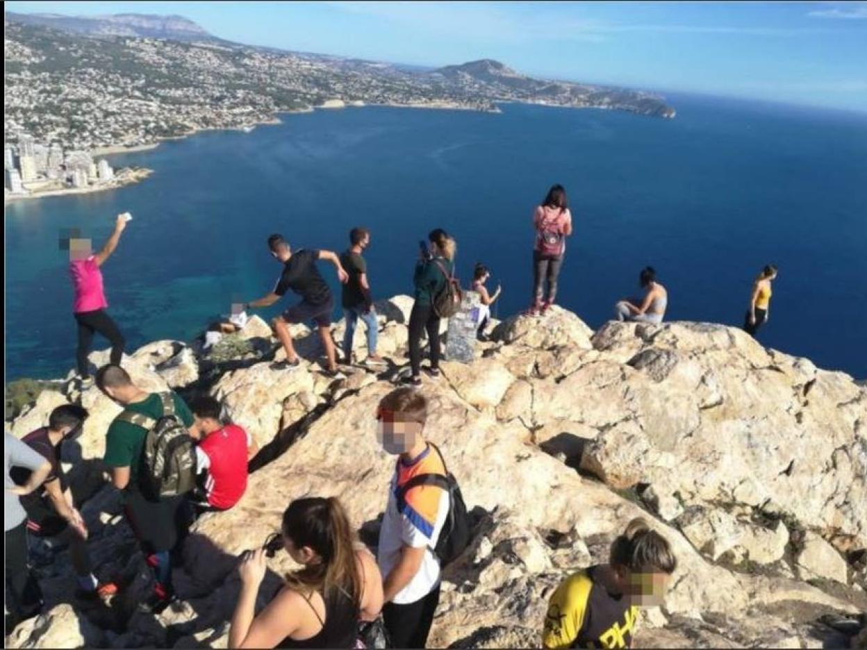 Algunas de las personas que ascendieron ayer al Peñón d'Ifach en Calpe. 