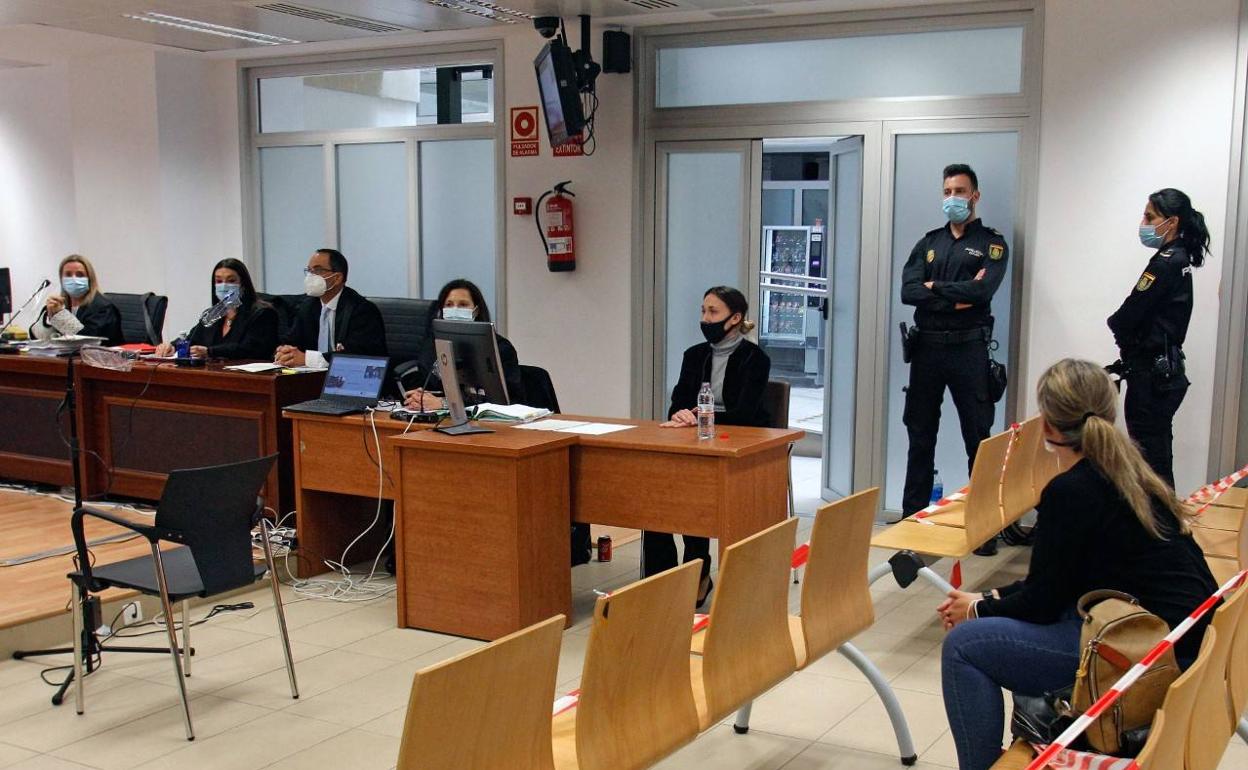 Imagen de la acusada en la sala de la Audiencia Provincial de Alicante donde se celebra el juicio. 