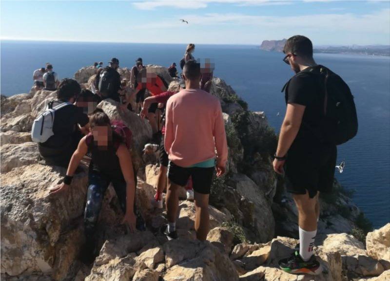 Los visitantes al paraje natural del Peñón d'Ifach alertan de la falta de control en los accesos para regular el aforo a la cumbre debido al Covid
