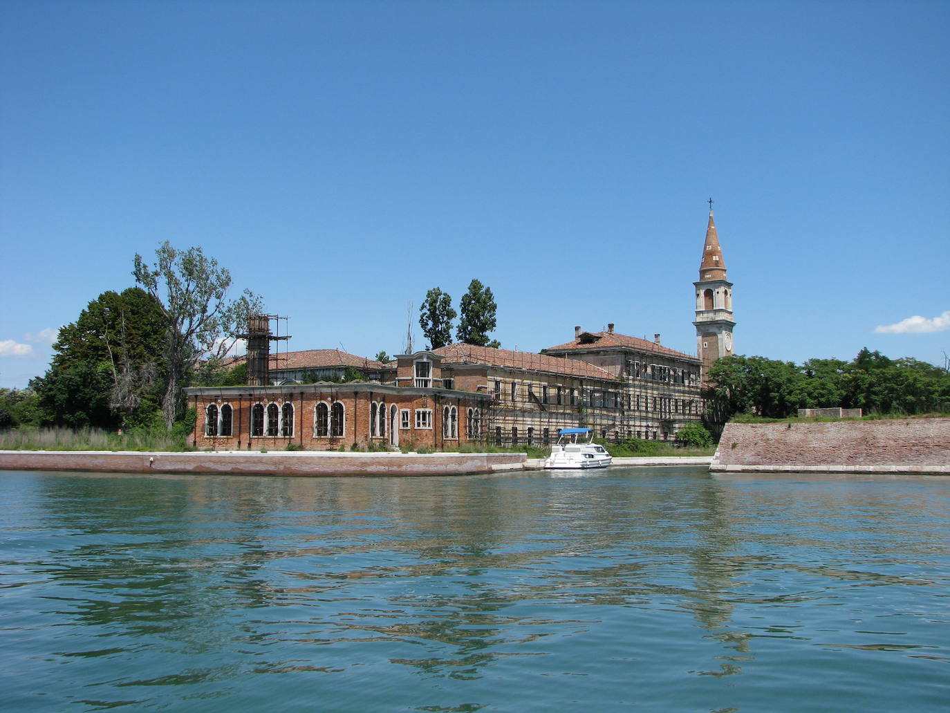 En esta isla se acumulaban las víctimas de la peste bubónica y sirvió como cementerio para miles de personas durante el siglo XIV. Las autoridades italianas decidieron trasladar aquí los cuerpos de los fallecidos por esta enfermedad para evitar que la plaga creciese aún más en Venecia.