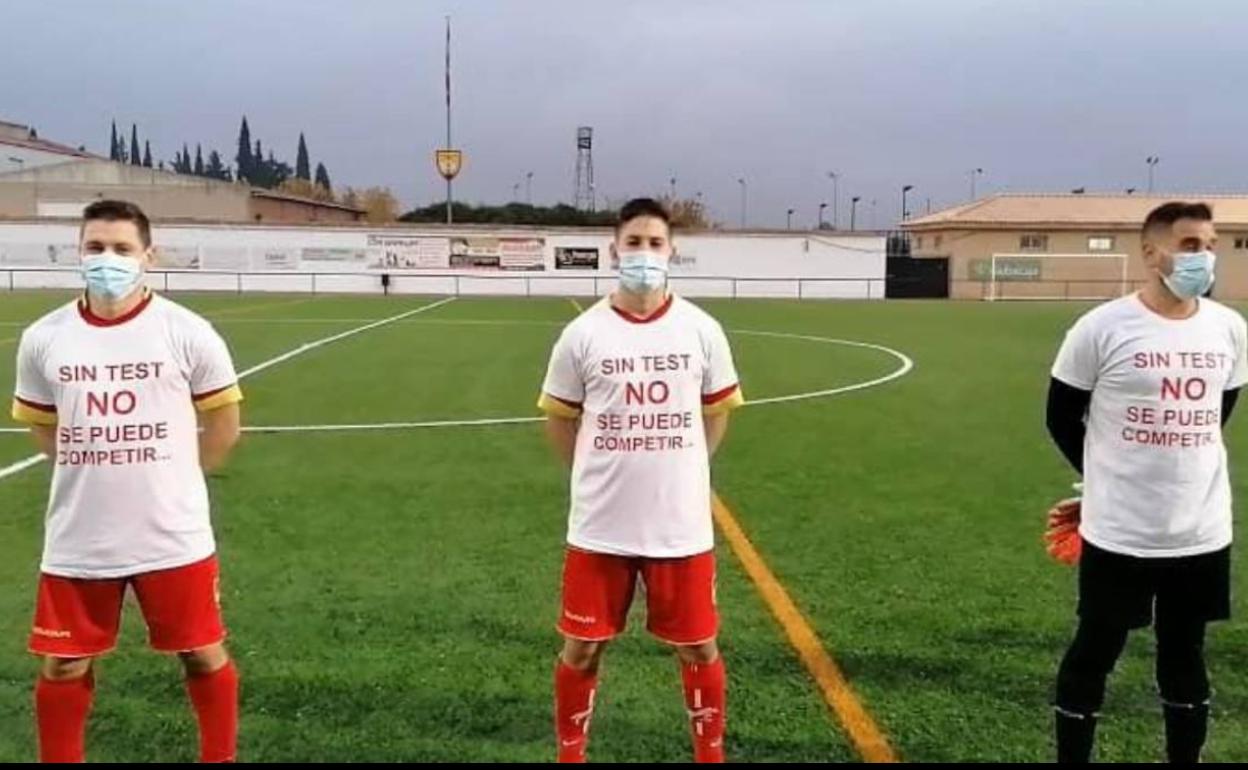 Jugadores del FC Porzuna, antes del partido protesta..