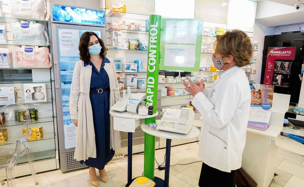 Díaz Ayuso, en una farmacia de Madrid con capacidad para hacer test. 