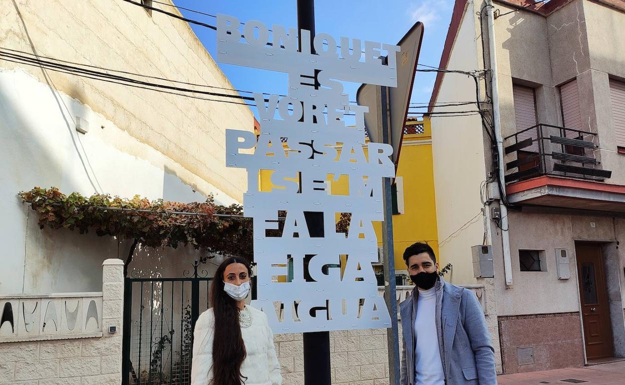 La artista Vero McClain junto al edil de Cultura, Miguel Pou, ante uno de los carteles que ha suscitado la polémica en El Verger.